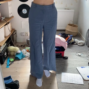 Blå hm kostymbyxor - Ett par Super sköna kostym byxor. De är raka och i storlek 36 från H&M. Säljer då jag har ett par liknande som jag använder mer.