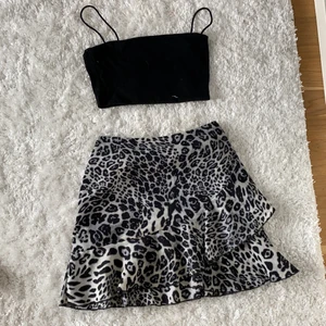 Outfit nr 1💗 - Hejsan! Detta är en outfit där allt är från shein! Sparsamt använda och nytvättade! Man kan köpa de för sig då toppen är 30kr och kjolen 80kr eller kan man köpa hela outfiten för ett paketpris på 100kr! De kommer från ett djurfritt hem💗 skriv privat för fler frågor💗 OBS! Frakt är INTE inkluderad 