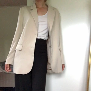Weekday blazer strl 34 - Säljer min superfina oversized blazer från weekday i strl 34 (skulle även säga att den passar en medium och large eftersom den är stor i storleken) då den inte används tillräckligt💕 köpare står för frakt!