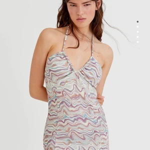 Pull and Bear halterneck klänning st S - Jätte fin pull and bear halterneck klänning i storlek S, säljer eftersom att den tyvärr var för liten för mig som vanligtvis har s. Har aldrig använt utan bara testat en gång då slitsen sprack cirka 3 cm 🥰🥰 köpte för 260, köpare står för frakt 