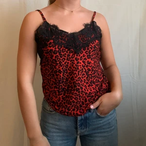 Linne med spets!  - Röd/svart leopardmönstrat linne med svart spets. Är 170 och har oftast S/36. Använt en gång, nyskick! 