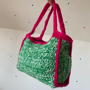 Virkad handväska - Virkad handväska. 22x17x8 cm.