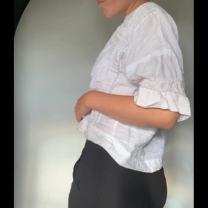 Vit linneblus - Vit linneblus från Zara, stl 34/36 och i mycket gott skick. Frakt ingår i pris