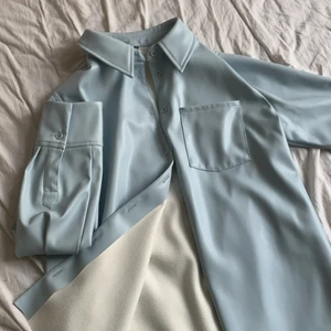 Blå skin jacka💙💙💙💙 - En blå skin jacka från Gina tricot! Den har används en gång och funkar på både hösten och våren. 