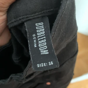 Bubbleroom bootcut jeans i svart - Dessa jeans är lite för höga för mig(1,65) undrar om det är någon som också har bootcut jeans och vill tradea? Men byxorna är då högmidjade ganska stretchiga svart färg.