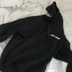 Hoodie - En jätte gosig hoodie som är använd ett fåtals gånger men LITE nopprig men inget som syns jättemycket 