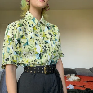 Skjorta - Jätte cool retro skjorta med ett udda mönster💚 Lite 50-tals vibbar! Passar storlek S och är jätte bekväm! Jag bjuder på frakten📦💕