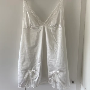 Nattlinne strl XL - Fint vitt nattlinne med spets i strl XL