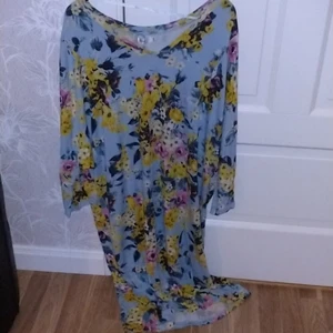 Blommig klänning från bonprix - Klänning från bonprix i st XL. Litet snöre som matchar följer med , skriv för fler bilder🤍