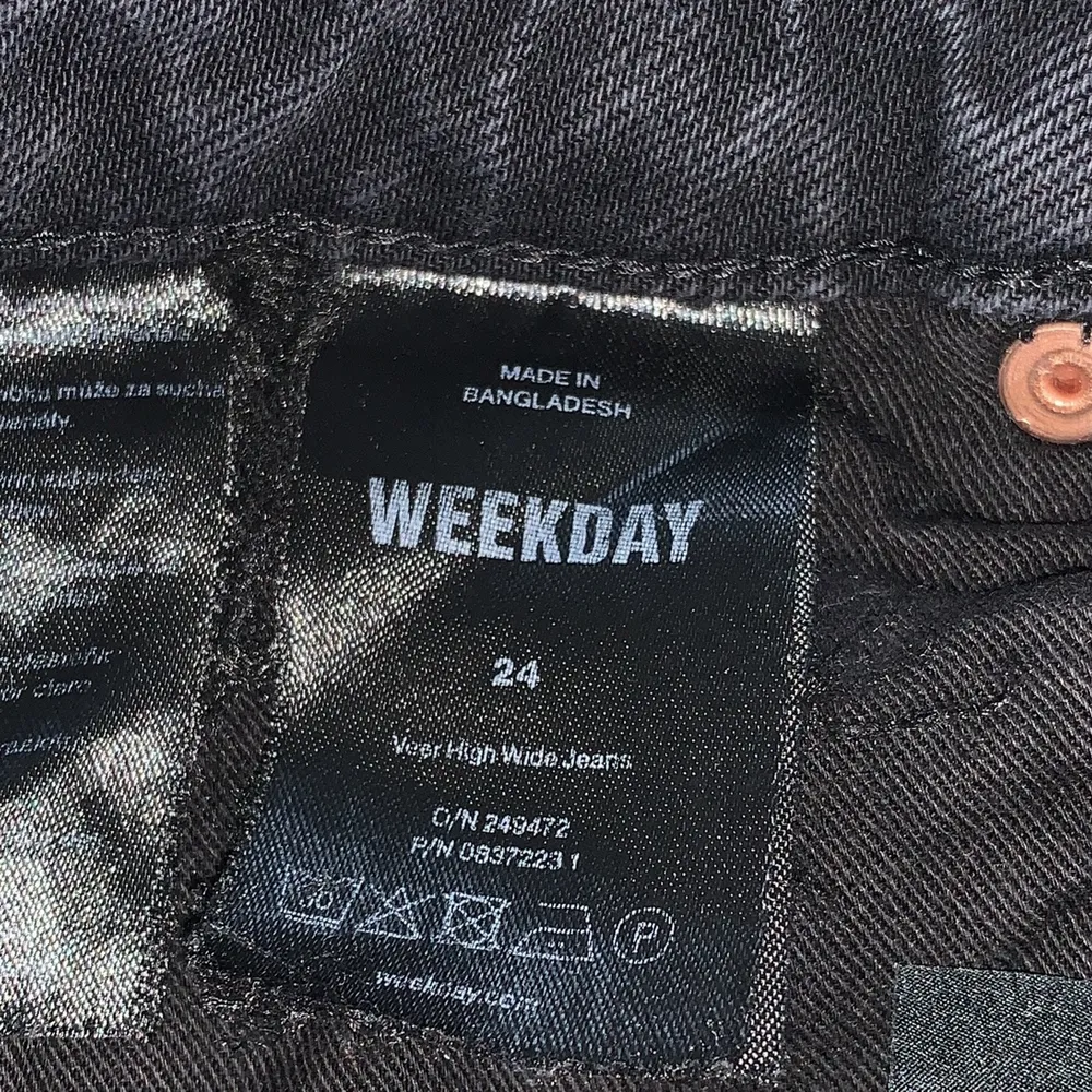 Veer high wide jeans från weekday. Säljer då de inte kommer till användning. 💚💙. Jeans & Byxor.