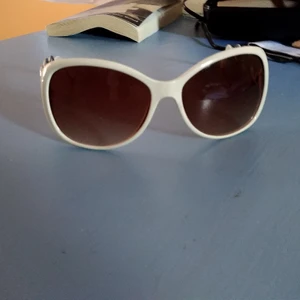 Solglasögon - Bra skick men lite lösa 