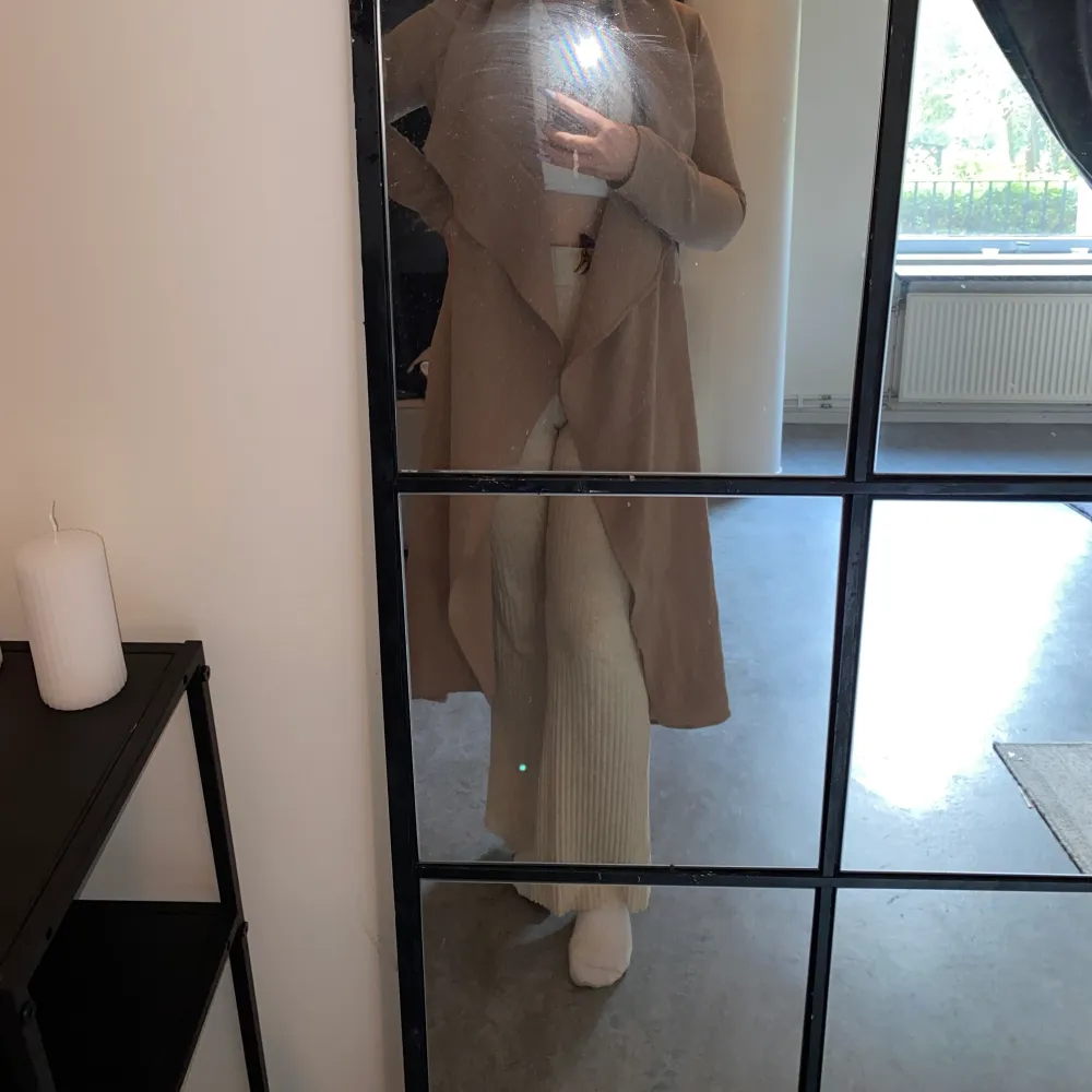 Fin nude färgad kappa från Fashionnova💕 knappt använd då jag har andra kappor. . Jackor.