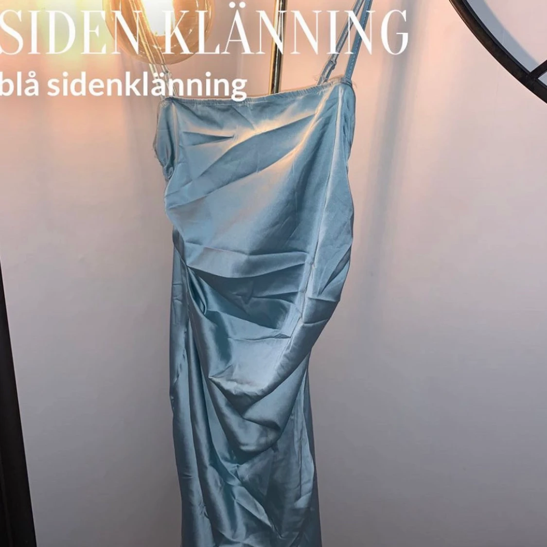 Satin klänning