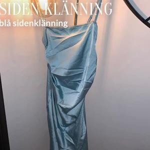 Satin klänning - Storlek S