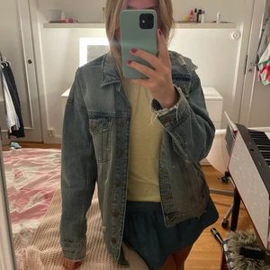 Jeansjacka - Sliten jeansjacka från zara som jag knappt använt. Oversized i storleken vilket är super najs😍 köparen står för frakt