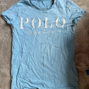 Ralph Lauren tshirt - Ralph Lauren Tshirt, använt skick. Inga fläckar eller hål så den är hel, och ser ut att vara i nästan ny skick. Storlek xs, köparen står för frakten men kan även mötas upp i nyköping. 