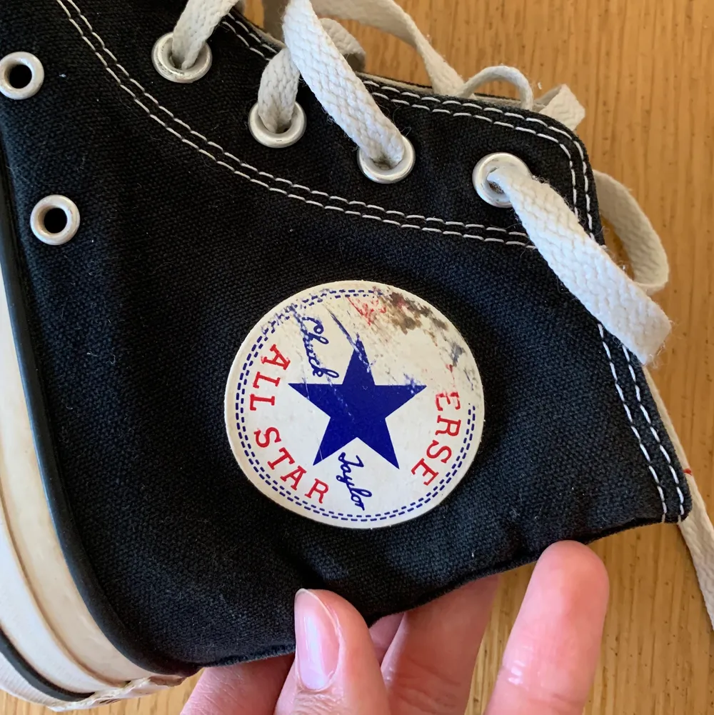 Säljer svarta converse i relativt bra skick (sista bilden visar färgen som smällt på själva märket). Strl 37,5, är numera för små. Säljer för 150 (exklusive frakt). Kontakta vid intresse. . Skor.