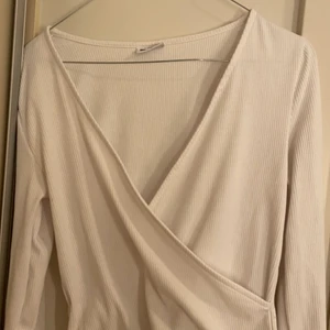 Omlott tröja  - Vit omlott tröja , lite för stor för mig som ni kanske ser på bilden hehe 