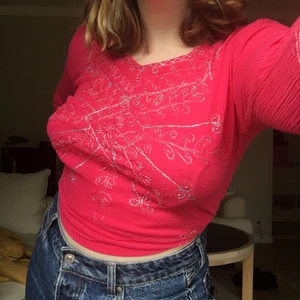 Y2K tröja - Rosa tröja med detaljer av pärlor och silvertråd 💞 I fint skick. Jag bär ofta M som referens. Tröjan är knuten i bak på bild 1. 💖