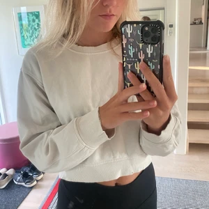 vit sweatshirt från zara - vit långärmad tröja från zara i benvit färg💕💕 