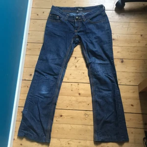 Bootcut jeans  - Supersöta low waist bootcut jeans!! Säljer jeansen eftersom de är för små för mig:( men de är i fint skick!       W: 28  L:34