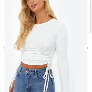 Vit topp med knytning - Säljer nu denna superfina topp från Chiquelle! Endast använd 1 gång så i nyskick (nypris är 349kr)✨ Verkligen så himla fin men får ingen användning av den! Skriv för fler bilder💕💞 180kr+frakt🥰 (lånade bilder från hemsidan)