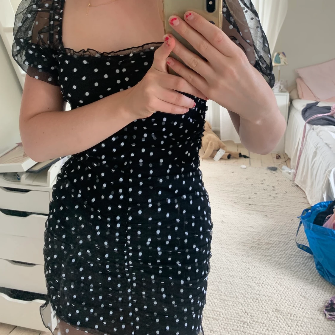 Svart klänning med vita prickar 🖤🤍 - 90