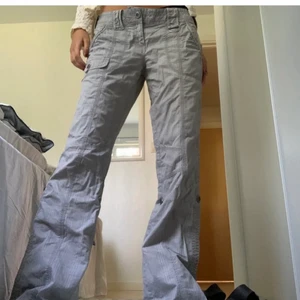 Byxor - Säljer dessa byxor jag köpte här på plick då de va lite för stora på mig❤️ säljer inte för lägre än vad jag köpte dom för 🥰