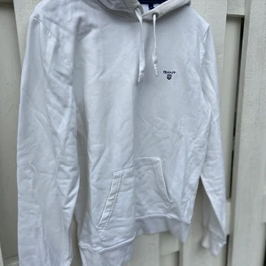 Gant hoddie  -  Vit GANT hoddie i storlek S. Använd men fortfarande bra skick:) 