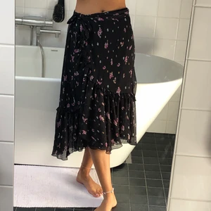 Kjol från sorger Stories strl 38 - Justerbar passar S-M. Fint skick💓 Köparen står för frakt!