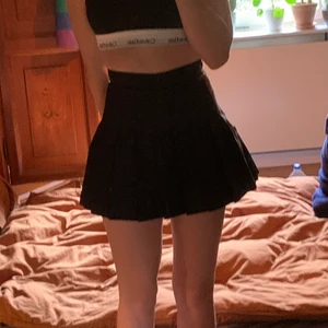 Mini pleated skirt - Köpte två kjolar (svart och vit) i storlek XS vilket va fel storlek så dem är väldigt små i midjan och väldigt korta på mig!(jag är 167) Skulle säga att dem passar någon i storlek 32 jag har storlek 34 och jag får precis på mig dem! Säljer båda för 100kr tillsammans❣️