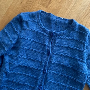 Blå kofta - Blå kofta köpt second hand. Köp direkt för 100kr+frakt