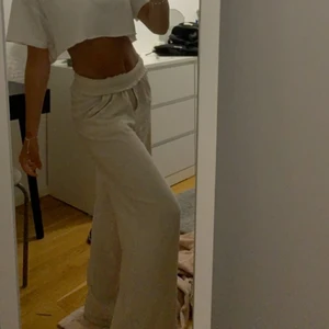 Linnebyxor - Säljer dessa otroligt fina linnebyxor från hm som jag köpte förra året men använder mig inte av de längre och är inte använda så många gånger🌸