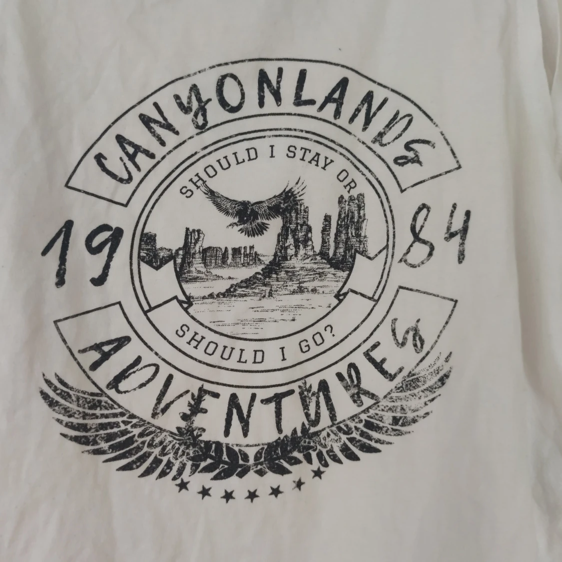 Vitt linne med svarta detaljer  - 91