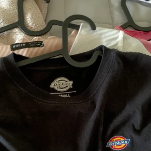 Dickies T-Shirt - Bra skick 🖤