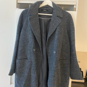 Ellos kappa - Säljer en grå kappa från Ellos, knappt använd, storlek 36. Kan mötas upp i Örnsberg eller skickas mot fraktkostnad.