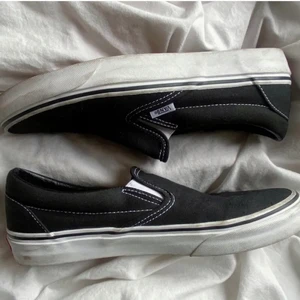 Vans skor - Slip-ons från Vans i storlek 41. Knappt använda. Lite smutsig sula men annars väldigt bra skick! 