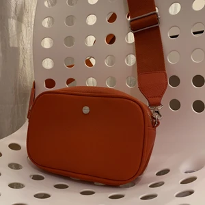 Sido väska, orange - Orange väska från glitter. Använt max 2 gånger. Säljs då jag inte använder den alls. 