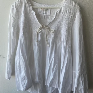 Odd Molly blus - Fin blus från Odd Molly. Vida ärmar med rosetter som detaljer. Stl. 2 som motsvarar M. Fint skick. 