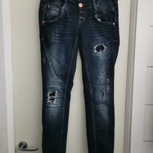 Vintage jeans - Säljer dessa jätte fina jeans från gina tricot. Dem finns ej att köpa längre och har små slitningar på benen. Jätte snygga vintage jeans! Byxorna är storlek 36-S och är normal midjade. 💕KÖPARE STÅR FÖR FRAKT💕