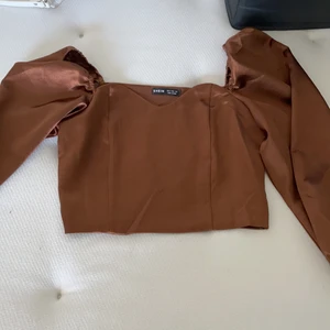 Långärmad topp - Långärmad topp i silkes! Oanvänd! Storlek:S. Originalpris:280kr Ny pris: 165kr. Köpare står för egen frakt! Har emot Swish eller PayPal!