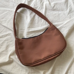 Brun väska - Den perfekta lilla väskan, frakt tillkommer