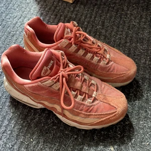 Nike air Max  - Ascoola nike air Max, dem är lite för små för mig vilket är varför jag säljer dem. Lite dammiga annars i bra skick 