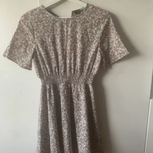 Blommig klänning  - Superfin blommig klänning med smock i midjan! 150 kr💛