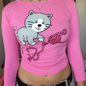 Rosa tröja med katttryck - Söt rosa långärmad tröja med kattryck!💞🐈 Storlek 134/140 men passar som S💖