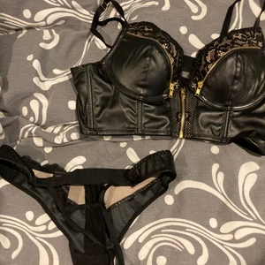 Hunkemöller set - Bh aldrig använd storlek 75A, trosor aldrig använda storlek XS. Köparen står för frakt. 