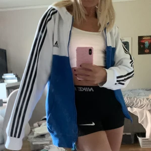 Adidas tröja - 00s adidaströja som är oversized och unik! väldig mjuk dessutom och det står även adidas på luvan💕  köparen står för frakt