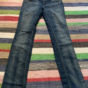 Hilfiger low waisted jeans - Snygga Tommy hilfiger jeans blåa!