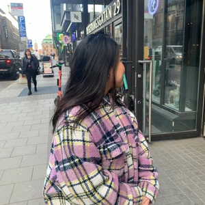 Oversize Jacka från Zara - Oversize jacka från Zara,                              Storlek S, lite för oversized för mig men det är väl trenden, va? :).                                        Perfekt nu i höst eller vår. Hämta/Möts upp i Vasastan eller köparen står för frakt.