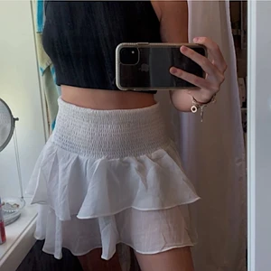 Söt vit kjol  - Säljer denna söta vita kjol, pågrund av att den sällan används! Nästan aldrig använd och därför i gott skick!